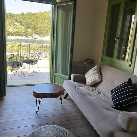 Beachfront Apartment, Center Village, 20m - Near Myrtos - Fiskardo Apartment