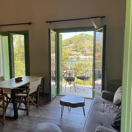 Beachfront Apartment, Center Village, 20m - Near Myrtos - Fiskardo Apartment Asos